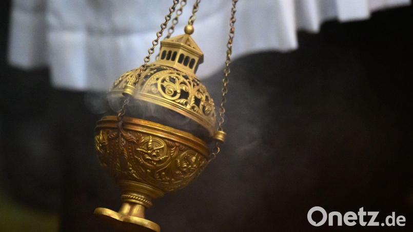 Vielleicht war es ein wenig zu viel des Segens: Weihrauch von Sternsingern hat in einem Münchner Kloster einen Brandalarm ausgelöst. (Symbolbild) Bild: Hendrik Schmidt/dpa