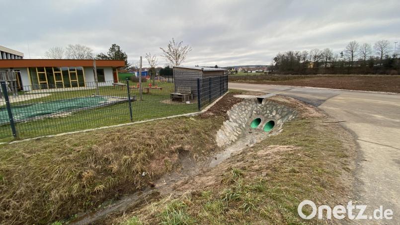 Die Entwässerungssituation am Kindergarten in der Schulstraße wurde verbessert, um künftig Unwetterschäden zu vermeiden. Bild: Völkl