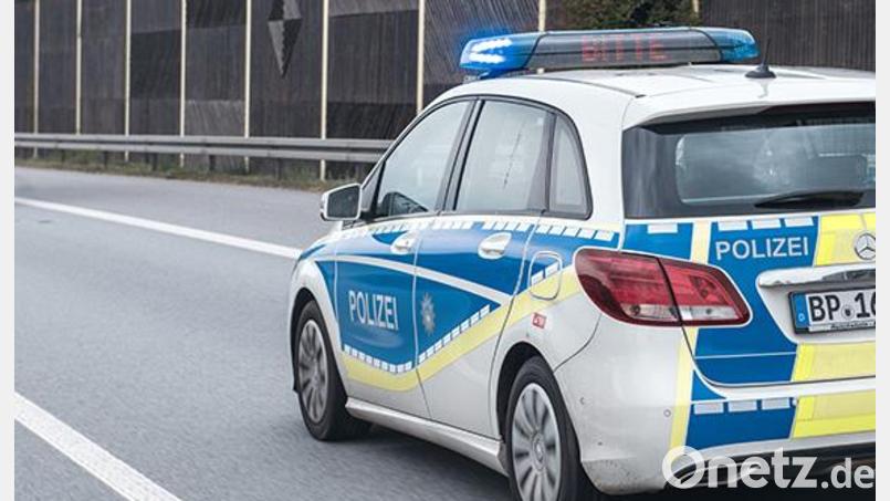 Vorm Hauptbahnhof Regensburg wurde ein Polizeifahrzeug beschädigt. Die Bundespolizei sucht Zeugen. Symbolbild: Bundespolizei, Alexandra Stolze