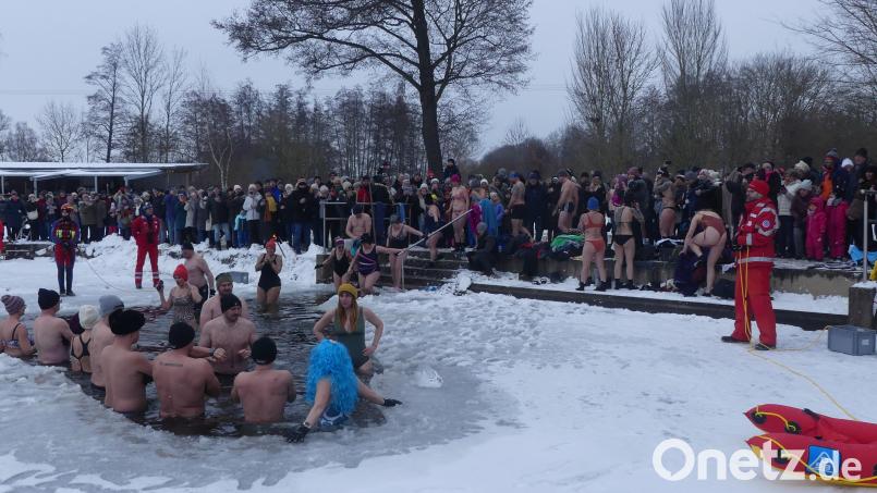 Die erste Gruppe beim Baden. Bild: rn