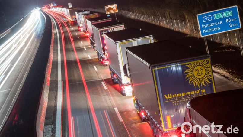 Wegen der Begrenzung von Lastwagen auf der Inntalautobahn kommt es in Bayern immer wieder zu langen Staus. (Archivbild) Bild: Peter Kneffel/dpa