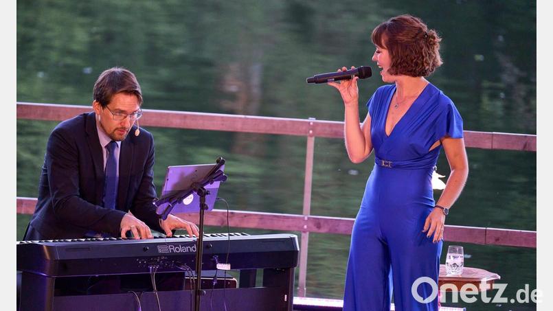 Die Sängerin Franziska von Hülst aus Maxhütte-Haidhof und Andreas Lehmann, ihr singender Pianist und Musiklehrer aus Neunburg vorm Wald, entführen die Besucher in eine Musicalwelt, abseits der großen, altbekannten Produktionen und Songs. Bild:  Florian Wein/Ovigo-Theater/exb