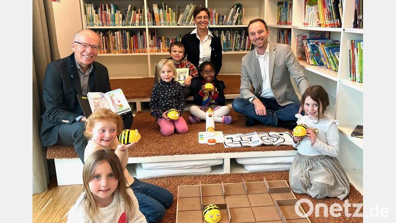 Digital programmierbare „Käfer“ aus der digitalen Medienbox von IGZ sind im praktischen Einsatz in den BRK-Kinderhäusern des Landkreises Tirschenreuth. Bild: Martina Fuhrmann/BRK