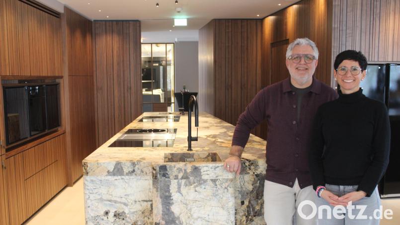 Claudia Potschigmann und ihr Geschäftspartner Albert Kemptner in der Showküche von "Savoro – Cooking &amp; Event". Bild: Jennifer Battaglia