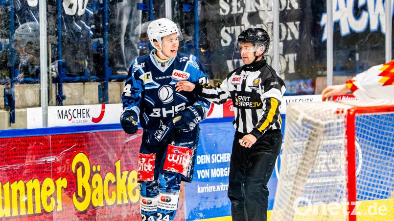 Hatte noch was loszuwerden: Paul Vinzenz nach dem Check von Rio Kaiser am Sonntagabend. Dieser wurde im Nachhinein nun für ein Spiel gesperrt. Bild: Elke Englmaier