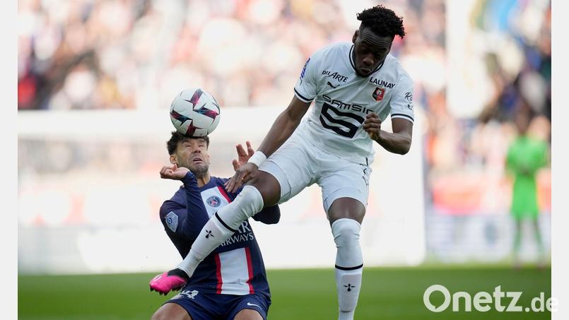 Neuer Eintracht-Stürmer: Arnaud Kalimuendo (r.). (Archivbild) Bild: Christophe Ena/AP