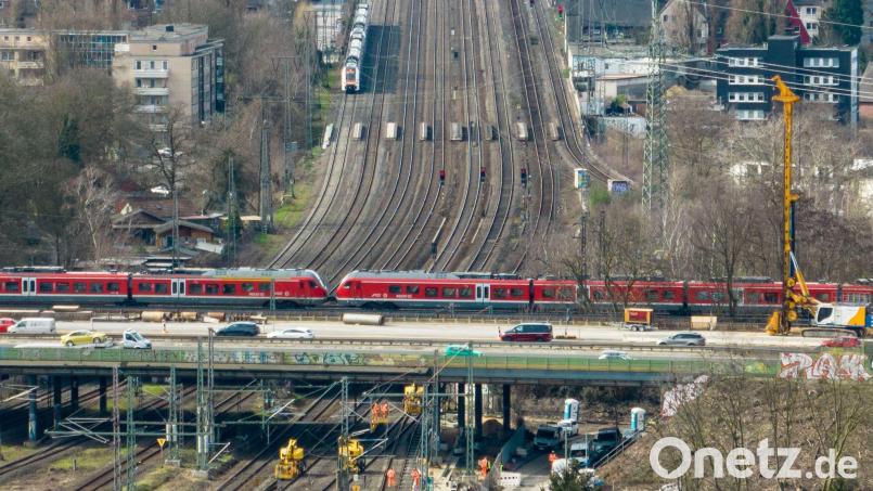 Die Bahngleise unter dem Autobahnkreuz Kaiserberg werden vom 9. Januar bis 6. Februar erneut für vier Wochen gesperrt. (Archivbild) Bild: Christoph Reichwein/dpa