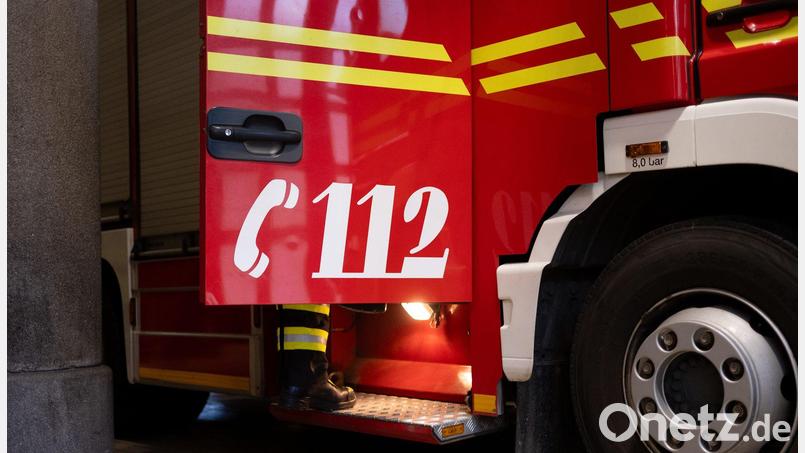 Die Feuerwehr löscht eine brennende Lagerhalle in Regensburg. Symbolbild: Niklas Treppner/dpa