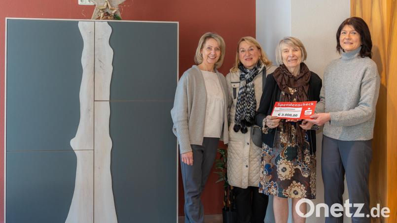 Das Küchenstudio Solter in Weiherhammer spendet 3.000 Euro an das Hilfswerk Adventslicht. Bild: Solter GmbH