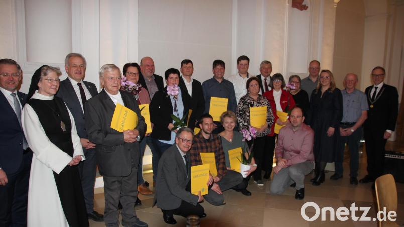 Viele Waldsassener Bürger wurden beim Neujahrsempfang für ihren ehrenamtlichen Einsatz geehrt. Bild: kro