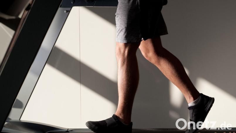 Nach dem Fund einer vermeintlichen Schusswaffe in einem Münchner Fitnessstudio ermittelt die Polizei gegen einen 21-Jährigen. (Symbolbild) Bild: Klaus-Dietmar Gabbert/dpa-tmn/dpa