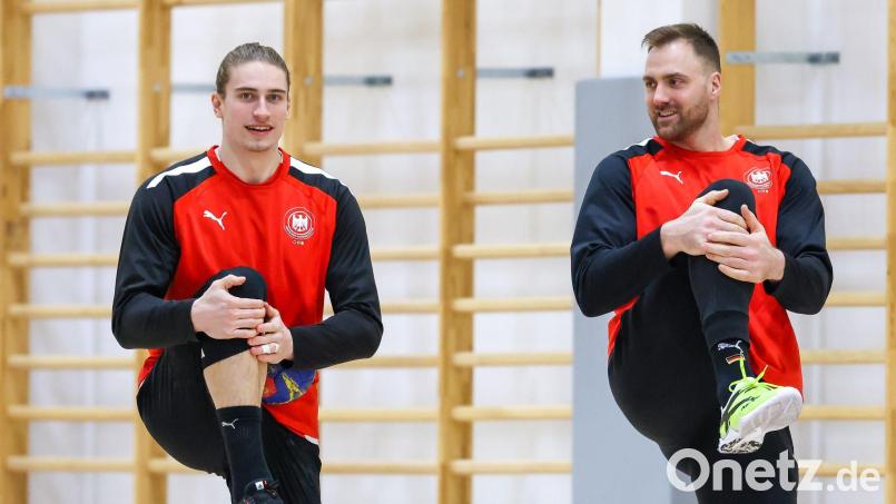 Juri Knorr (l) und Andreas Wolff werden zu Comic-Helden. (Archivbild) Bild: Jan Woitas/dpa