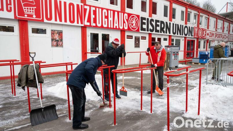 Die Union-Fans helfen mit. Bild: Matthias Koch/dpa
