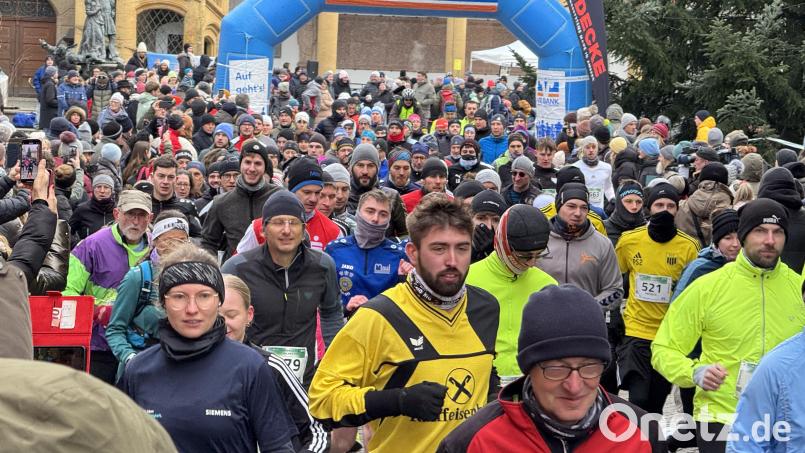 Und los geht's! Beim Silvesterlauf in Amberg wurden am Mittwoch die letzten Runden des Jahres gedreht. Bild: Hubert Ziegler