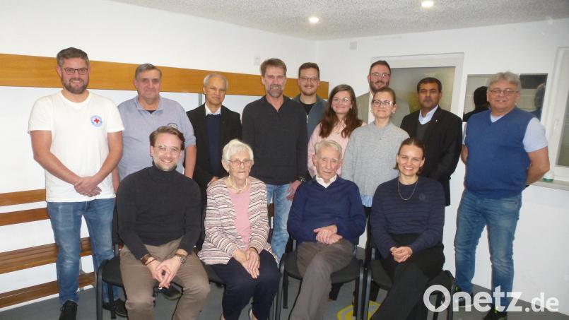 Siggi Stark mit seiner Frau Hilde (vorne, Mitte), umringt von Angehörigen und Gratulanten, verbringt seinen Lebensabend noch ohne zusätzliche Hilfe. Bild: Siegfried Bock