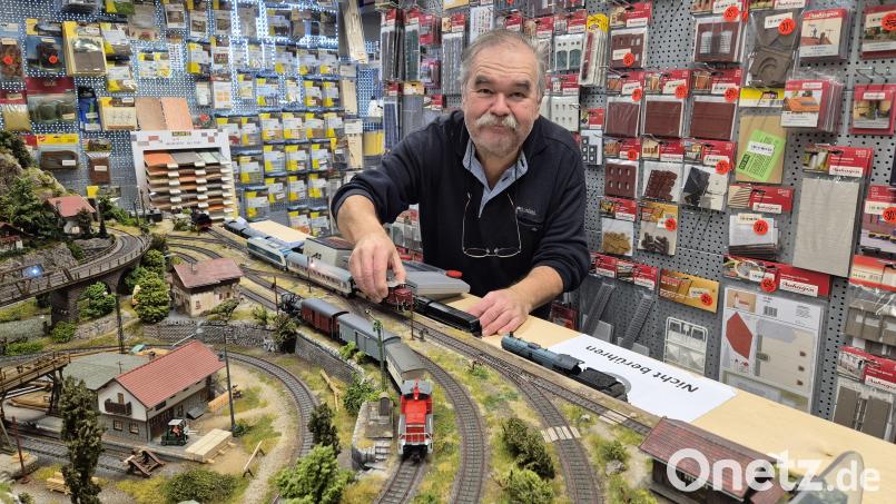 Waldemar Aumiller gibt nach 21 Jahren sein Modellbahn- und Modellbaugeschäft an der Dachelhofer Straße in Schwandorf auf, am 5. Januar ist Schluss. Ein neuer Laden ist bereits angemietet - aber nicht mehr in der Großen Kreisstadt. Bild: Hösamer