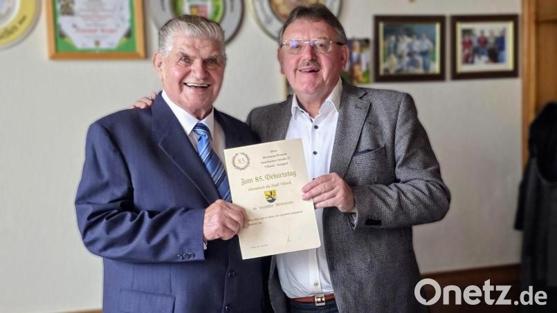 Bürgermeister Hans-Martin Schertl (rechts) überreicht die Geburtstagsurkunde an den Jubilar Hermann Pretsch. Bild: Stefanie Gradl
