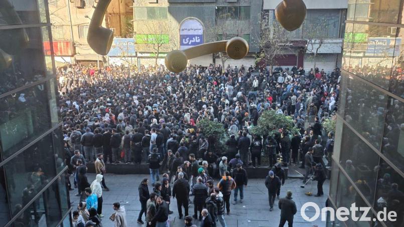 Augenzeugen berichteten von Sicherheitskräften in Teheran, die mit Tränengas gegen Vermummte vorgingen. Bild: Social Media/ZUMA Press Wire/dpa