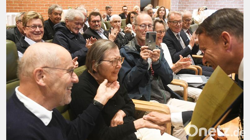 Ihr letzter Auftritt auf öffentlicher Bühne war im Mai 2025, als Ursula und Jost Hess durch Oberbürgermeister Jens Meyer (rechts) mit der Goldenen Bürgermedaille ausgezeichnet wurden. Dabei habe sie "eine tiefe Freude" über diese Anerkennung empfunden, sagt ihr Mann. Archivbild: Gabi Schönberger
