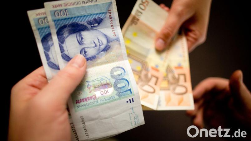 2025 wurden in den bayerischen Bundesbank-Filialen fast 10 Millionen Mark in Euro getauscht. (Symbolbild) Bild: picture alliance / dpa