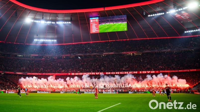 Fans des FC Bayern München zünden Pyrotechnik im Fanblock. (Archivbild) Bild: Tom Weller/dpa