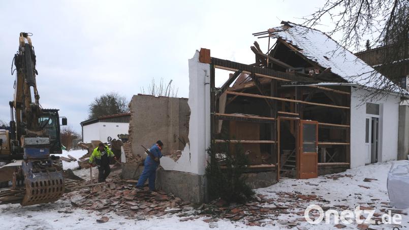 Durch den Abbruch des Nebengebäudes am Katholischen Pfarrhaus kann die Erweiterung des Kindergartens St. Johannes Maria Vianney um eine weitere Kindergruppe vollzogen werden. Bild: Fred Lehner