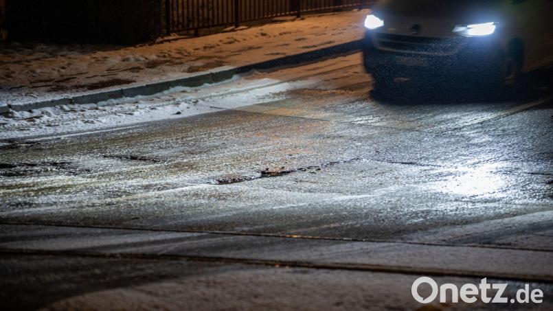 Autofahrer aufgepasst: Schnee und Glätte behindern den Verkehr. Bild: Harald Tittel/dpa