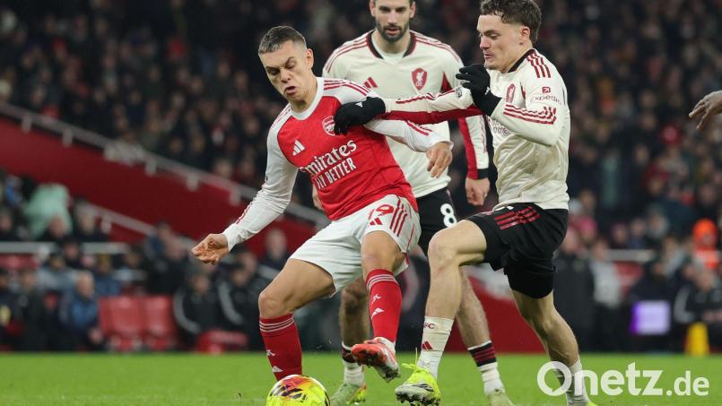 Lieferten sich ein umkämpftes Duell: der FC Arsenal um Leandro Trossard (l) und der FC Liverpool um Florian Wirtz (r). Bild: Ian Walton/AP/dpa