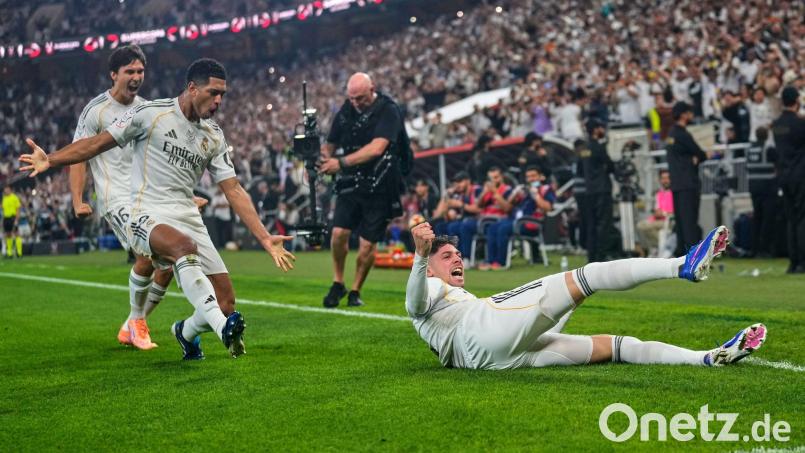 Sorgte für die frühe Führung für Real: Federico Valverde (r). Bild: Altaf Qadri/AP/dpa