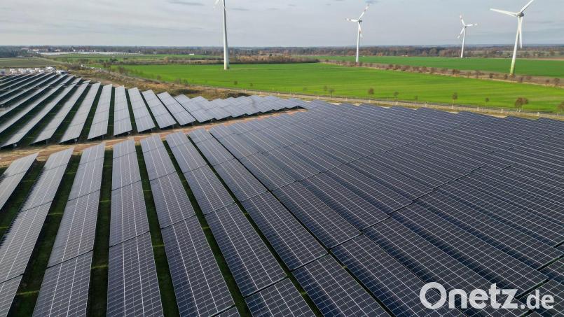 Windräder direkt neben Solaranlagen - es geht aufwärts bei der installierten Leistung der Erneuerbaren. (Archivbild) Bild: Jan Woitas/dpa
