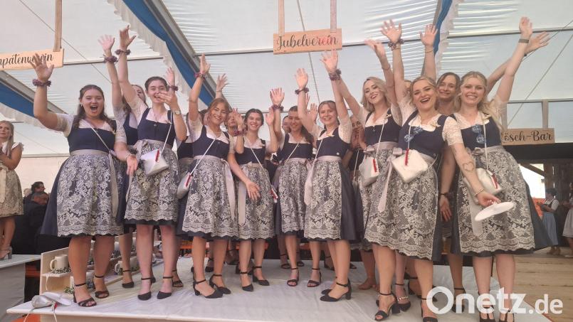 "Jubelverein": Die Festdamen der Feuerwehr Stulln nehmen es wörtlich. Bild: jua