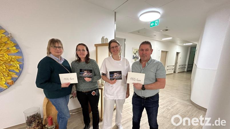 Ein spätes Weihnachtsgeschenk in Form einer Spende über insgesamt 2200 Euro überbringen Tanja Moritz (links) und ihr Mann Alfred Moritz (rechts). Dr. Margarete Pickert (Zweite von links) und Dr. Stephanie Kuchlbauer (Zweite von rechts) bedanken sich für die großzügige Unterstützung. Bild: Alfred Moritz