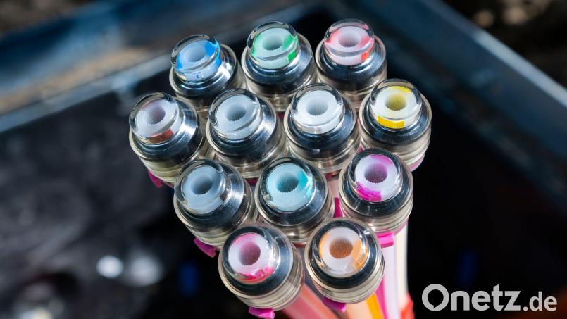 Schon seit Sonntag, 4. Januar, sind die Haushalte in Edelsfeld im Landkreis Amberg-Sulzbach ohne Telefon und Internet. Symbolbild: Matthias Rietschel/dpa