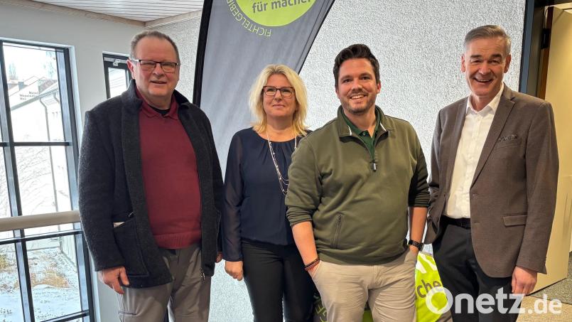 Bei der Vorstellung waren dabei (von links): Horst Martini (Vorsitzender KJR), Sandra Wurzel (Leiterin Kreisjugendamt), Manuel Wohlrab (Geschäftsführer KJR) und Landrat Peter Berek. Bild: Anke Fähnrich