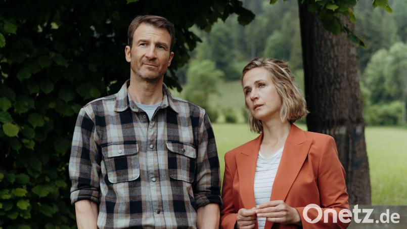 Hans Gruber (Heiko Ruprecht) und Julia Andermatt (Nathalie Schott) in einer Szene der erste Folge der 19. Staffel der Fernsehreihe „Der Bergdoktor“ (undatierte Filmszene). Bild: Sabine Finger Fotografie/ZDF/dpa