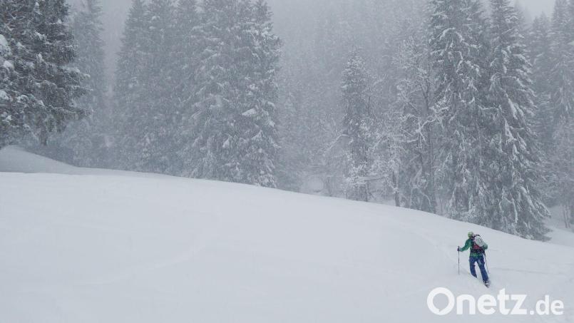 Noch lässt der Winter auf sich warten. In höheren Lagen muss aber schon mit Neuschnee gerechnet werden. Der Alpenverein gibt Tipps zur Tourenplanung. (Symbolbild) Bild: Angelika Warmuth/dpa