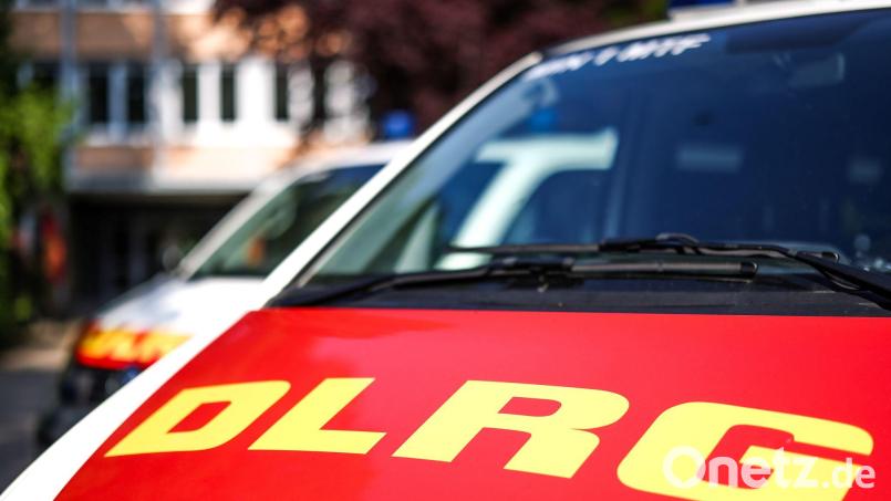 Taucher des DLRG halfen bei der Bergung des Wagens. (Symbolbild) Bild: Christoph Reichwein/dpa