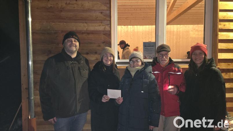 Über eine Spende von Albin und Frieda Zeitler (Dritte und Vierter von links) freute sich das Kolping-Leitungsteam um Martin Prechtl, Mirjam Müller und Karolin Bosch (von links). Bild: Katrin Pasieka-Zapf