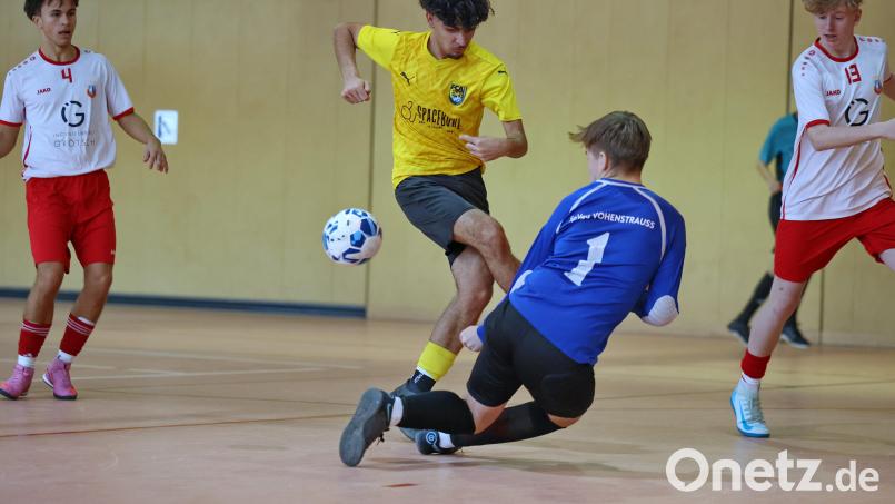 Die U19 der SpVgg Vohenstrauß (weiss) zählt als Kreisligist zu den Außenseitern bei der Futsal-Bezirksmeisterschaft. Archivbild: Dieter Jäschke
