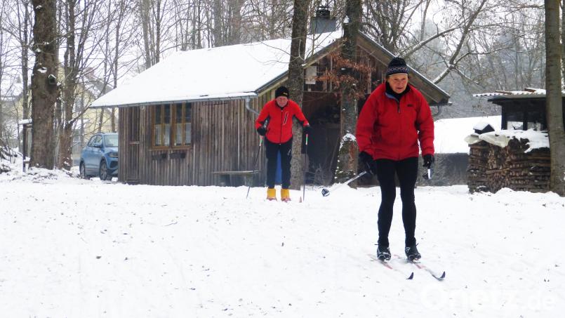 Vorbei an der Skihütte in Großbüchlberg bei Mitterteich finden Langläufer auf der Loipe derzeit akzeptable Bedingungen vor. Etwas mehr Schnee dürfte es aber gerne sein. Bild: Anton Bauernfeind