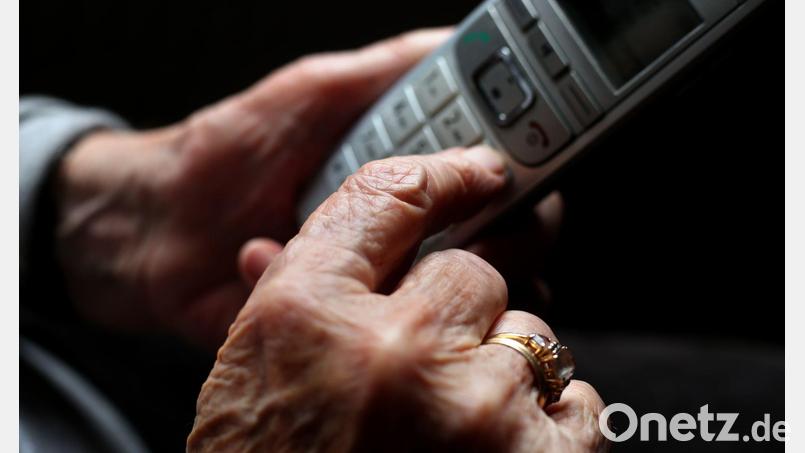 Unbekannte geben sich gegenüber einer Seniorin als Polizeibeamte aus und erbeuten Bargeld und Wertgegenstände. (Symbolbild) Bild: Karl-Josef Hildenbrand/dpa