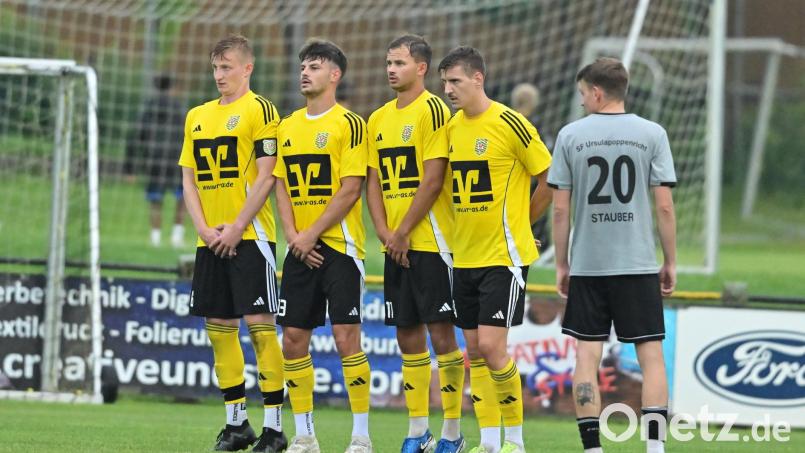 Der Hahnbacher Spielertrainer Bastian Freisinger (Zweiter von links) und seine Mannschaft liegen in der Bezirksliga Nord momentan auf dem dritten Platz. Für die restliche Saison hat man sich zurecht noch einiges vorgenommen. Bild: Hubert Ziegler