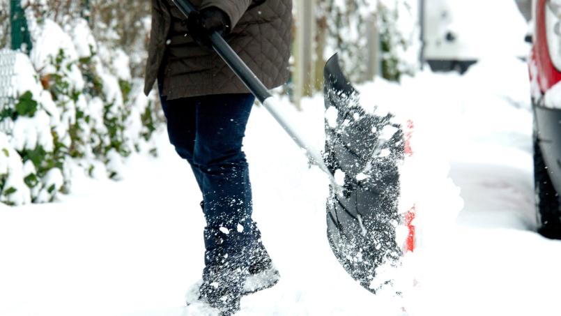 Gehwege müssen in Deutschland um Punkt 7 Uhr geräumt sein. Symbolbild: Tobias Hase/dpa