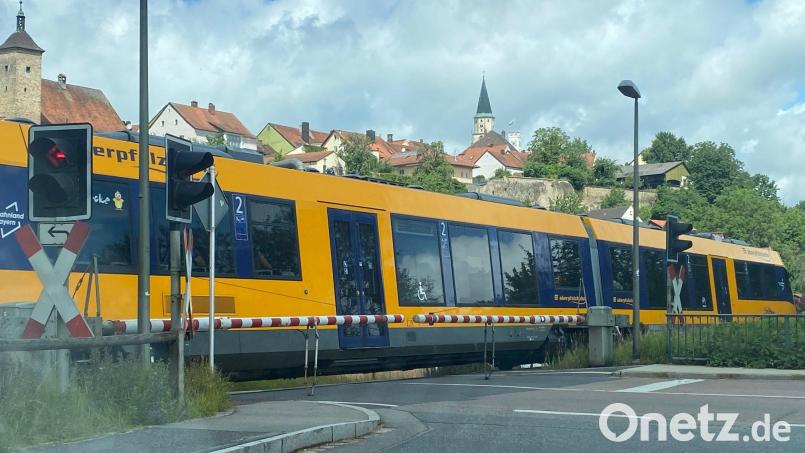 Nabburg und sein Bahnübergang: Auch 2025 brachte keine endgültige Lösung. 2026 ist nun der Petitionsausschuss des Bundestags am Zug. Archivbild: Wilhelm Amann