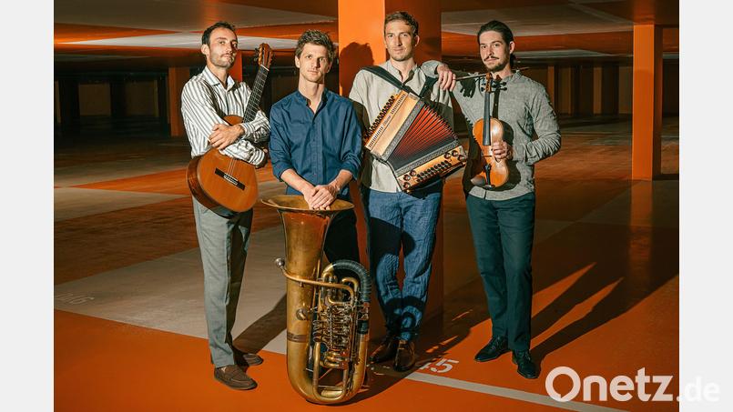 Die vier jungen Musiker von Maxjoseph – Georg Unterholzner (Gitarre), Andreas Winkler (Steirische Harmonika), Nathanael Turban (Geige) und Florian Mayrhofer (Tuba) – verwirklichen ihre ganz eigene Vorstellung von Volksmusik. Bild: Maxjoseph/exb