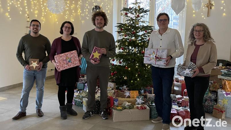 Freude bei der Übergabe der Wunschbaumaktion im Ernst-Naegelsbach-Haus in Sulzbach-Rosenberg: Einrichtungsleiter Stefan Reither und Bereichsleiter Jan Telvak nahmen stellvertretend die mehr als 300 Geschenke von der pro Su-Ro Vorstandschaft entgegen (von links): Jan Telvak, Daniela Meidenbauer, Christof Ottmann, Stefan Reither und Yvonne Rösel. Bild: Yvonne Rösel