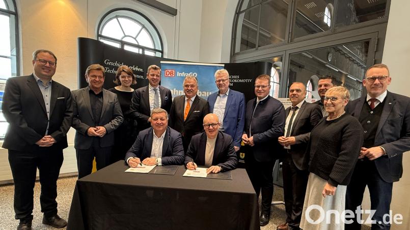 Bayerns Verkehrsminister Christian Bernreiter und DB-Konzernbevollmächtigter Heiko Büttner bei der Vertragsunterzeichnung. Bild: StMB