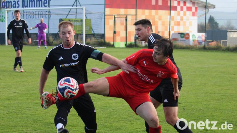 Wenn in der Bezirksliga Nord Mannschaften aus dem Landkreis Cham aufeinandertreffen, sind hitzige Derbys vorprogrammiert. Das Bild zeigt Philipp Berzl von der DJK Arnschwang, wie er in einer Partie gegen die SG Chambtal den Ball abschirmt. Beide Mannschaften sind zur Winterpause in der abstiegsgefährdeten Zone angesiedelt. Bild: Julia Baumann