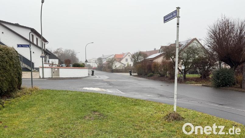 Diese Grünfläche an der Kreuzung von Postweg (links abzweigend) und Kempfenhofer Weg (rechts) gehört der Stadt. Hier soll eine Mitfahrbank aufgestellt werden. Hintergedanke: Wer in seinem Auto Plätze frei hat, kann Menschen, die hier warten, nach Sulzbach mitnehmen. Bild: Petra Hartl