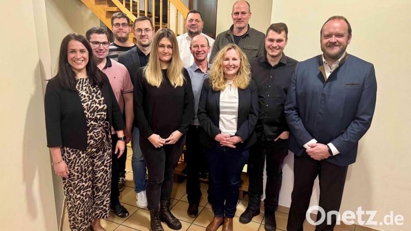 Die Kandidatinnen und Kandidaten der CSU für den Gemeinderat Schlammersdorf mit Versammlungsleiter Landrat Andreas Meier (rechts). Bild: Katharina Diertl